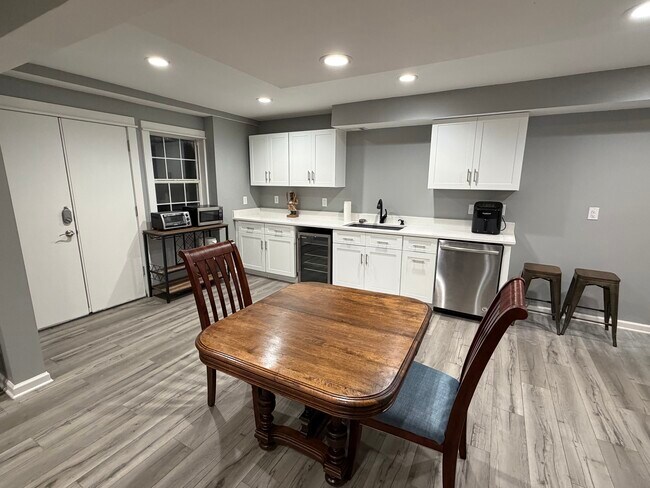 Entrada privada a la cocina/sala de estar. ¡Pronto se instalará un refrigerador de gran tamaño en la cocina! - 220 Drumcliff Ct