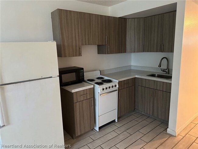 Building Photo - 215 Golf Villas Ct NW