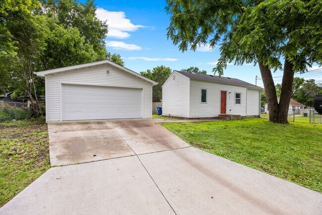 Foto del edificio - 3 Bedroom New 2 Stall Detached Garage