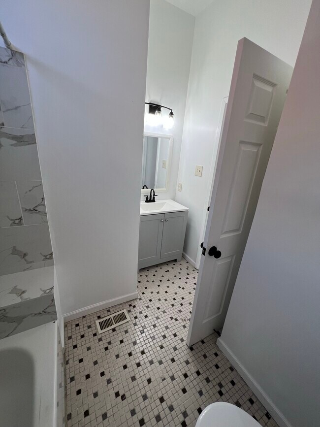 Building Photo - 1110 York St