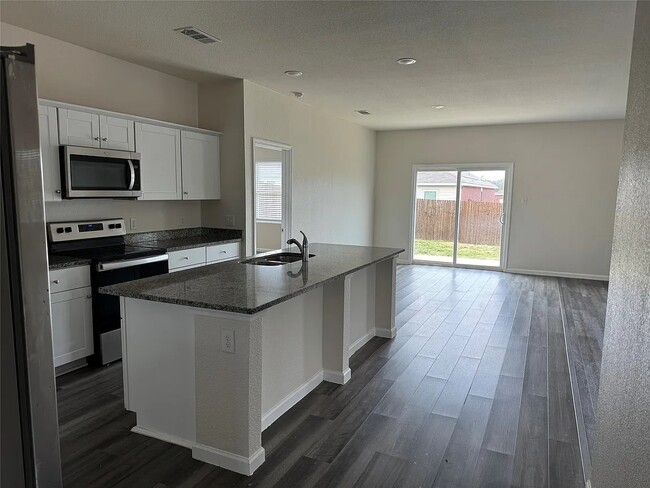 Building Photo - 739 Wellington Dr
