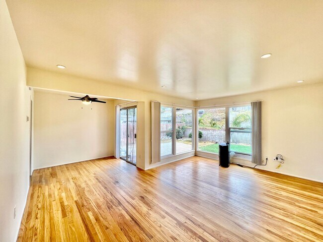 Foto del edificio - Stunning 2B/2BA house available w/ Large B...