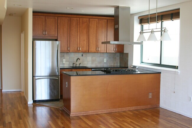 Living room/kitchen - 522 Gregory Ave