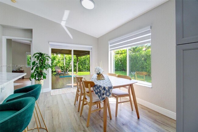 Foto del edificio - 1025 Bamboo Ln