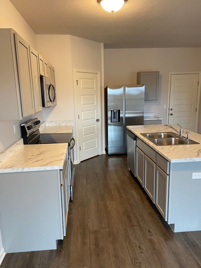 Building Photo - *Pre-Leasing* | Three Bedroom | Two and a ...