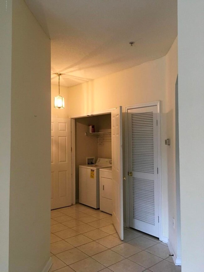 Building Photo - 10550 Baymeadows Rd