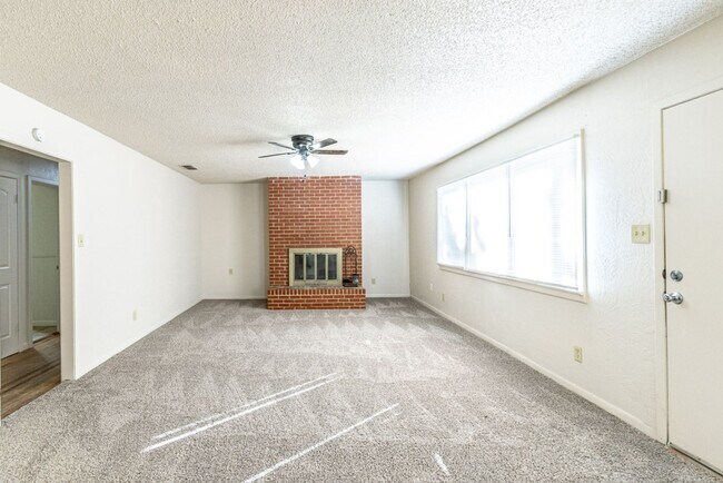 Building Photo - Centrally Located 4/3/2 with tons of space...