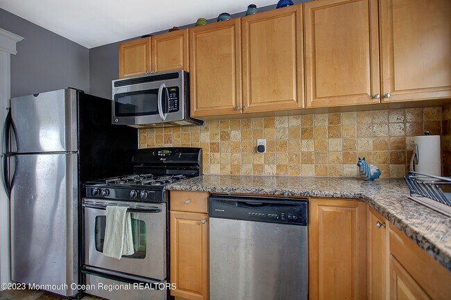 Foto del edificio - 300-306 Deal Lake Dr