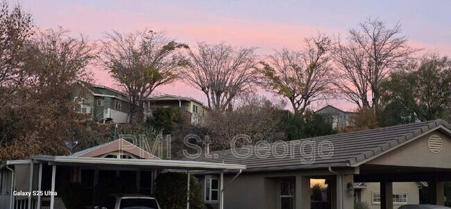 Foto del edificio - 2990 E Riverside Dr