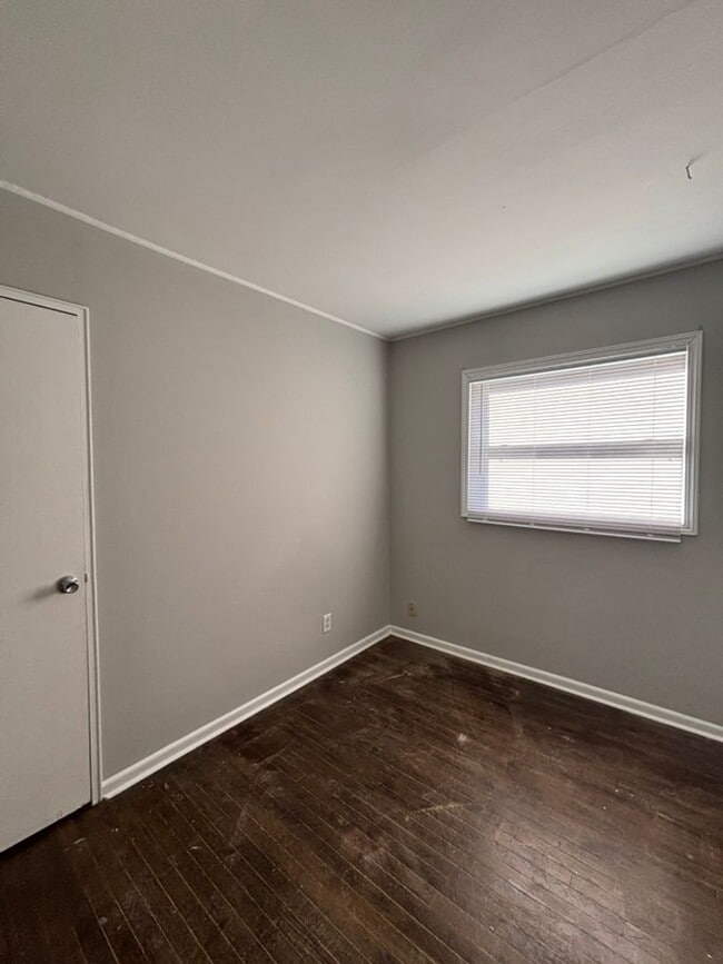 Foto del edificio - 3 BR 1.5 BA split-level with attached 1 ca...