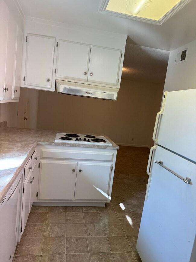 Building Photo - 1562 Oakroyal Dr
