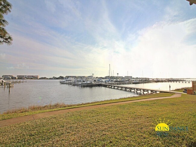 Building Photo - Fully Furnished Condo Unit in Fort Walton Beach!
