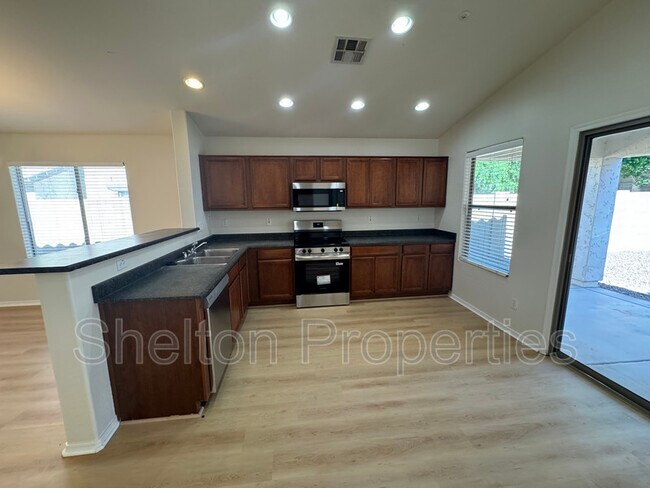 Foto del edificio - 12746 W Desert Mirage Dr