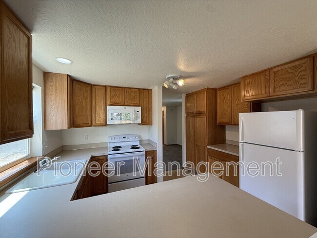 Building Photo - 6810 Aster St