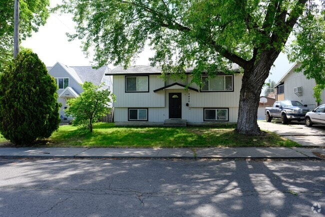 Building Photo - 3428 E 32nd Ave