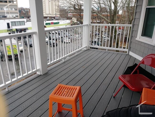 Foto del edificio - Desirable BU Location. Walk to School. Spa...