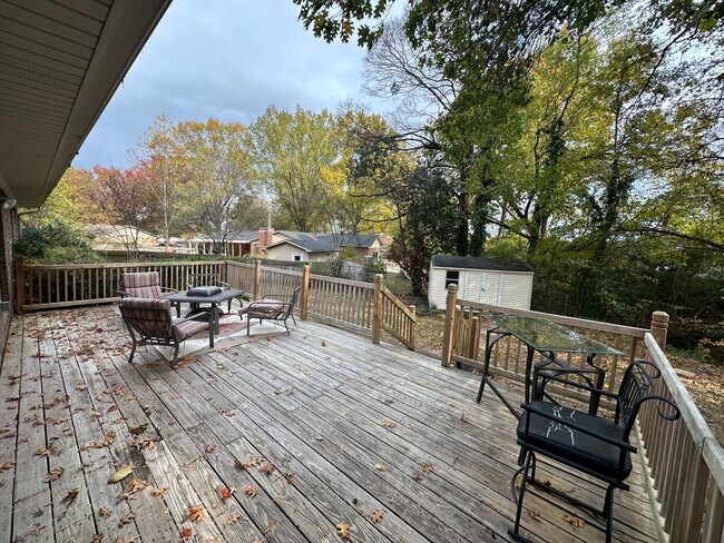 Foto del edificio - Introducing a charming 3-bedroom, 2.5-bathroom house located in the desirable area of Russellville