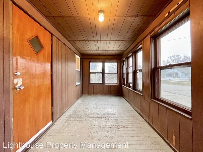 Building Photo - 3 br, 1 bath House - 2033 Rowe Ave NE