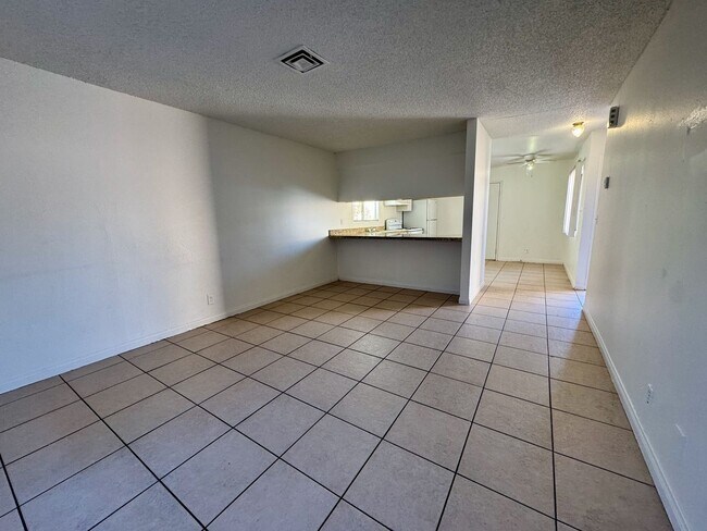 Building Photo - Single-story 1 bedroom unit available for ...