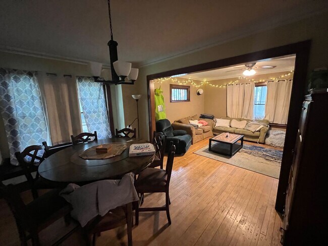 Foto del edificio - Spacious 5-Bedroom Home for Rent
