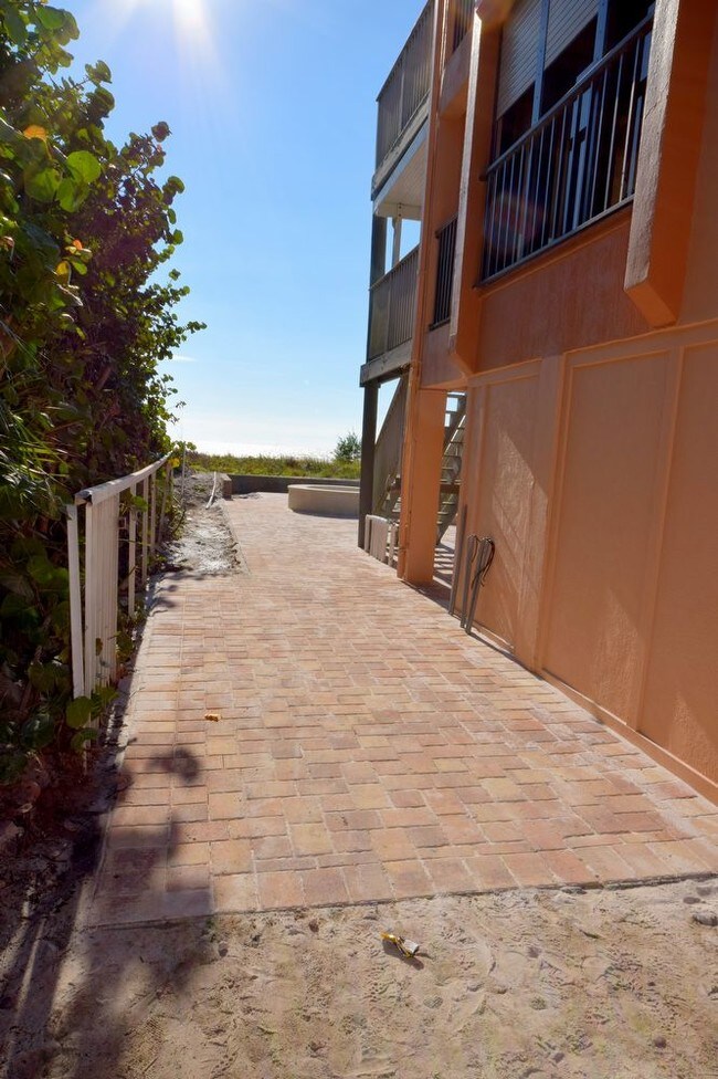 Building Photo - Furnished Vacation Rental Beach Front Condo