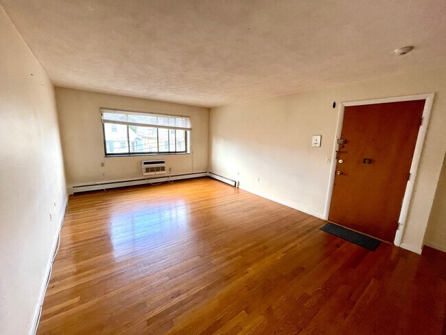 Foto del edificio - 2bed in allston with parking spot included $2800 with heat and hot water included