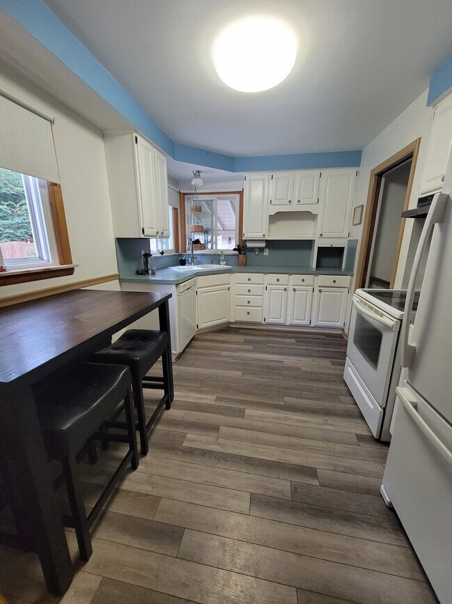 Kitchen - 1486 Collegewood St