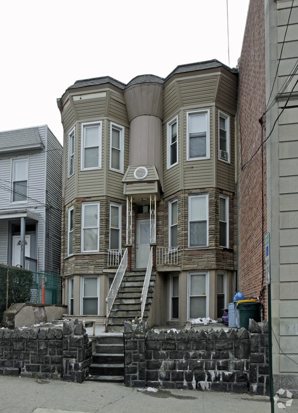 Building Photo - 729 11th St
