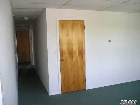 Building Photo - 19 Bellport Ln