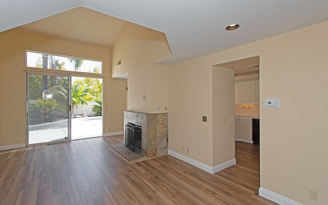 Building Photo - Gorgeous Townhome in Laguna Del Mar Community!