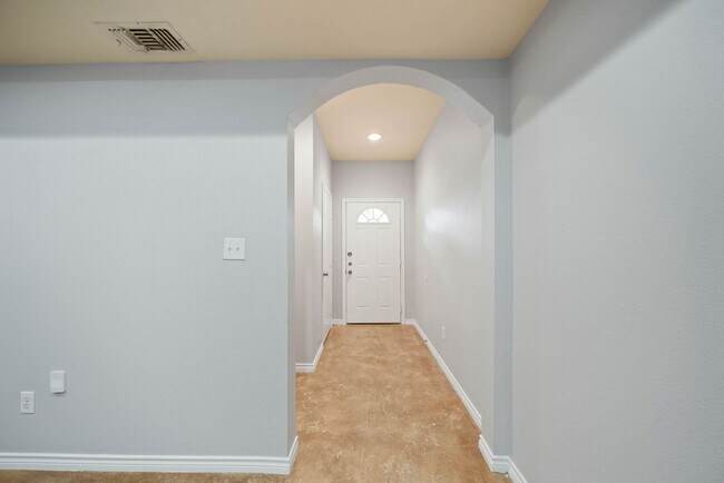 Building Photo - 3 Bedrooms 2.5 Bathrooms located in Garden...