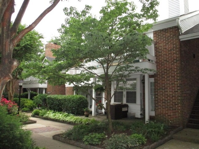 Foto del edificio - Tucked Away Condo with Balcony near Shirlington