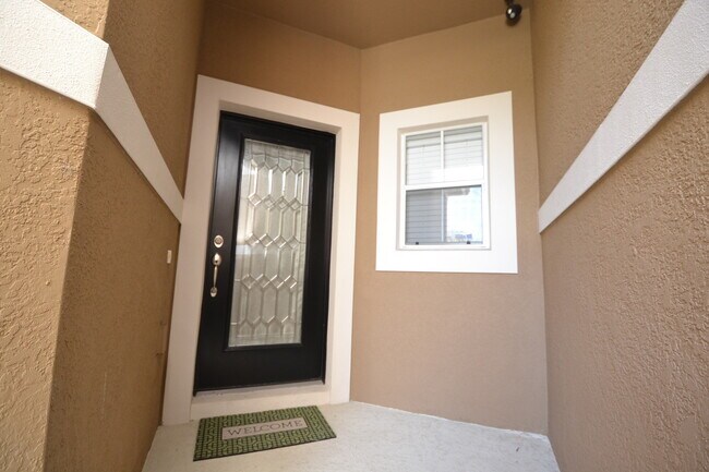 Building Photo - Gorgeous 3/2.5 Townhome w/ 2-Car Garage ~ ...