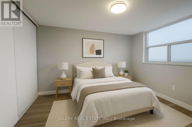 Building Photo - 70 Park St E