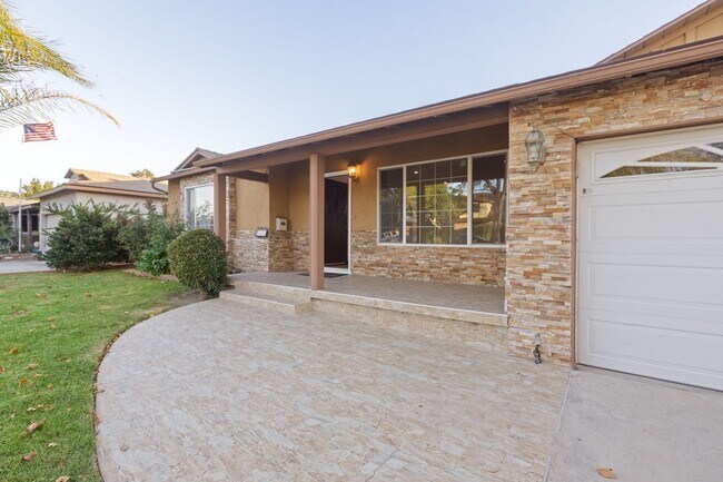 Foto del edificio - Large 4 Bedroom Family Home with Pool in N...
