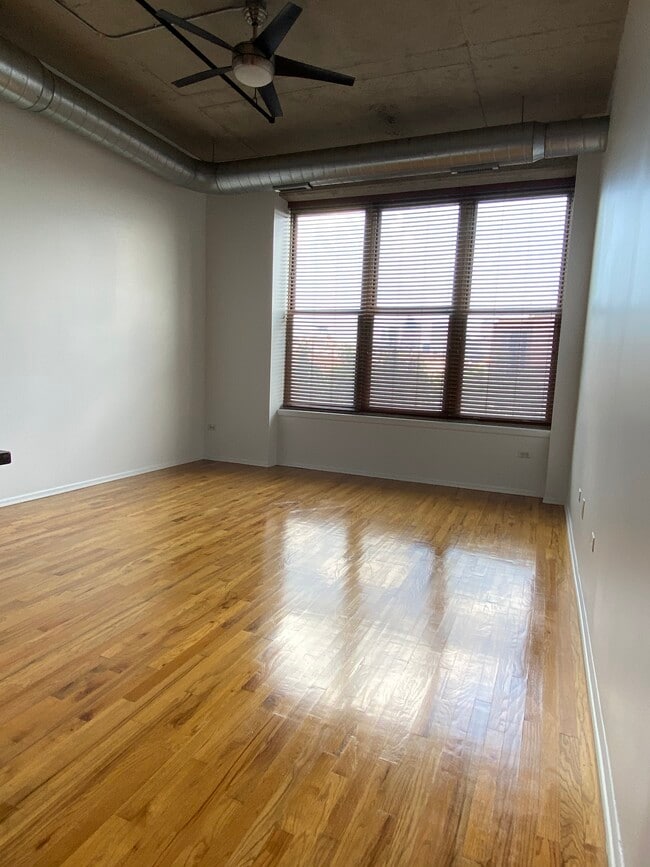 Open living soace - 6 S Laflin St