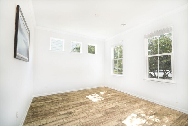 Building Photo - Spacious Living in the Heart of West Ashley