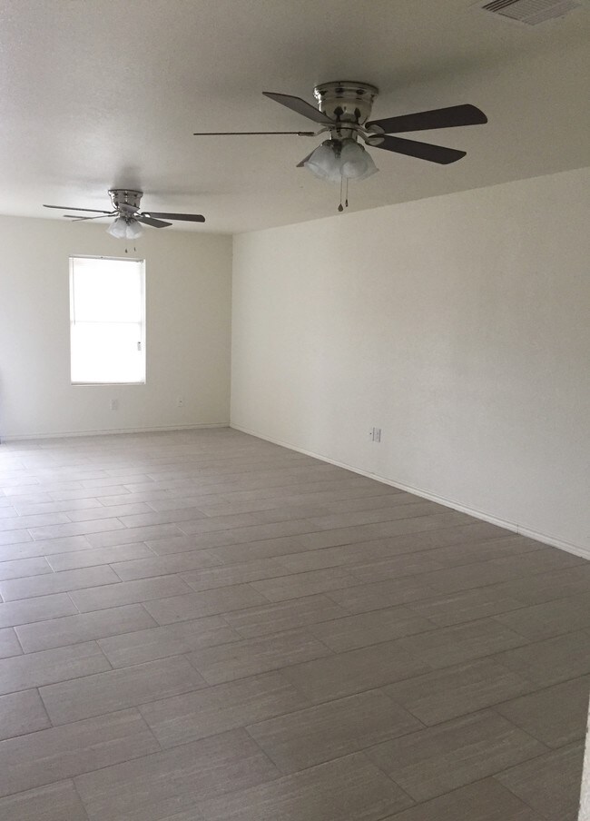 Gran sala de estar - 3201 Avenue H