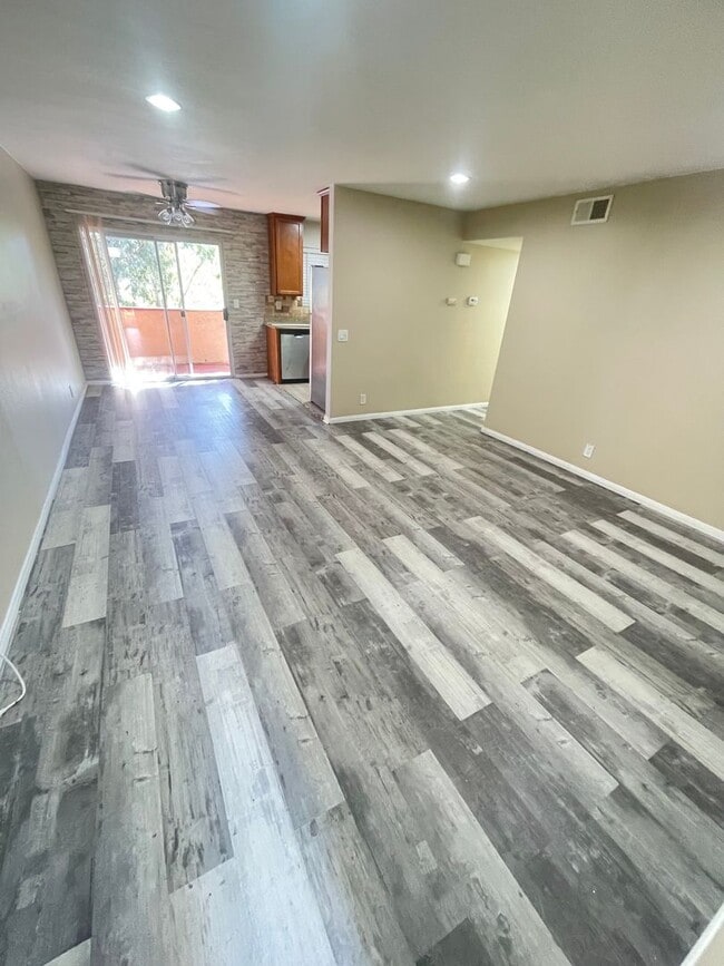 Building Photo - Lakeside living in Oceanside