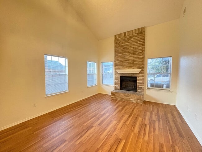 Building Photo - Adorable 2-2 in Arlington