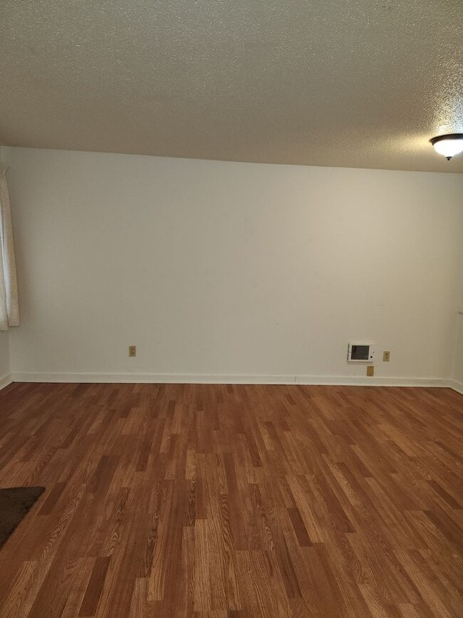 Building Photo - 1-bedroom 1 bath Ground Level Apartment