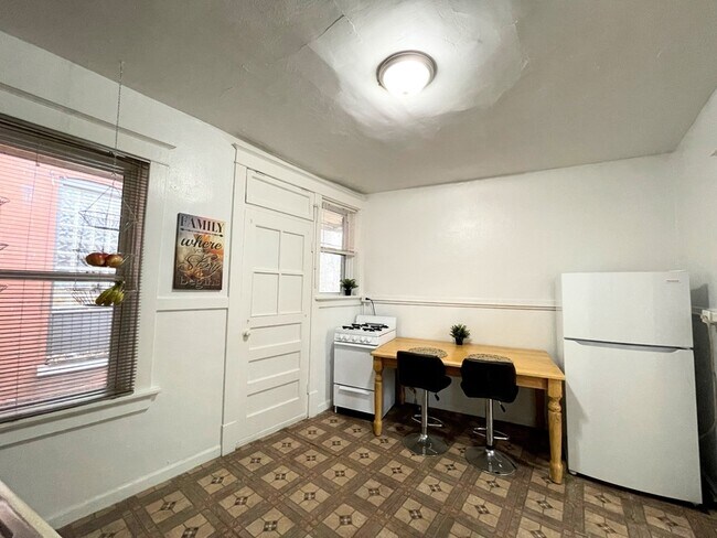 Building Photo - 2749 Pestalozzi St