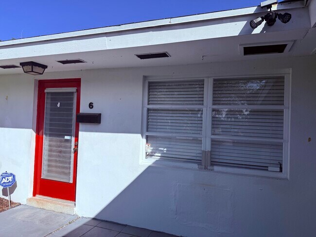 Foto del edificio - 626 Prosperity Farms Rd