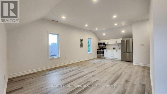 Photo du bâtiment - 325-325 Simcoe St S