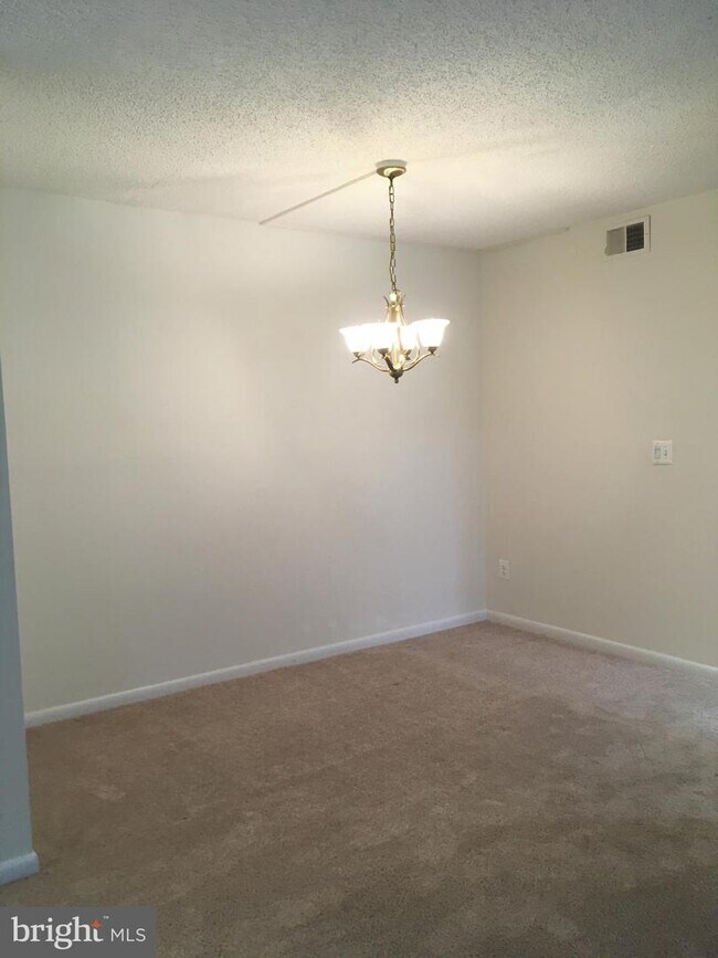 Building Photo - 15211 Elkridge Way