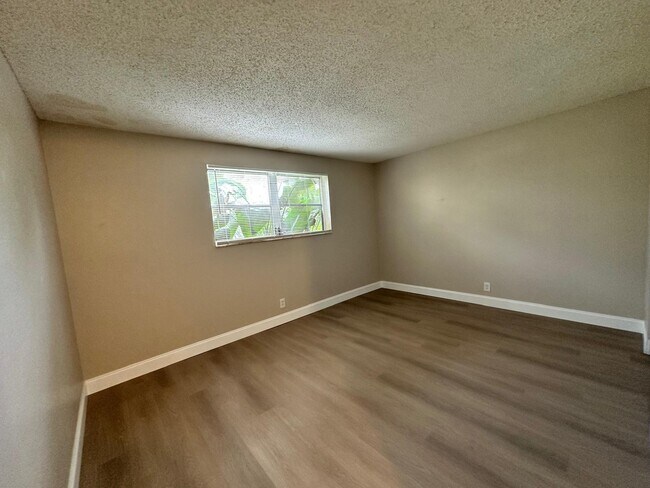 Building Photo - 850 E Commercial Blvd