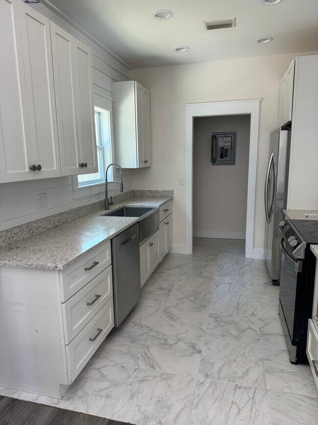 Cocina - 115 N Vestavia St