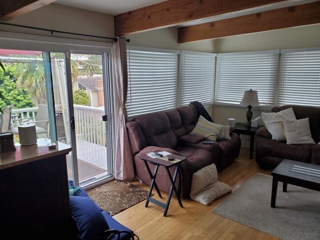 FAMILY ROOM TO DECK AND POOL - 403 Sunridge St