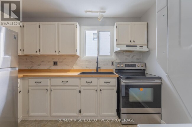 Building Photo - 766-766 Cataraqui Woods Dr