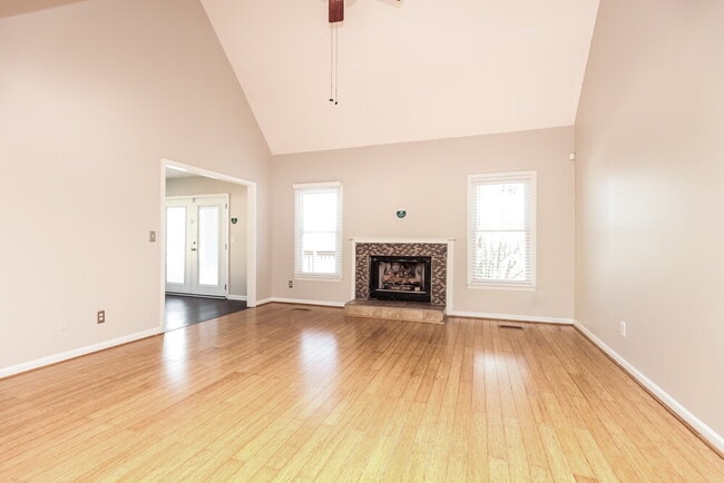 Building Photo - 202 St Martins Ln